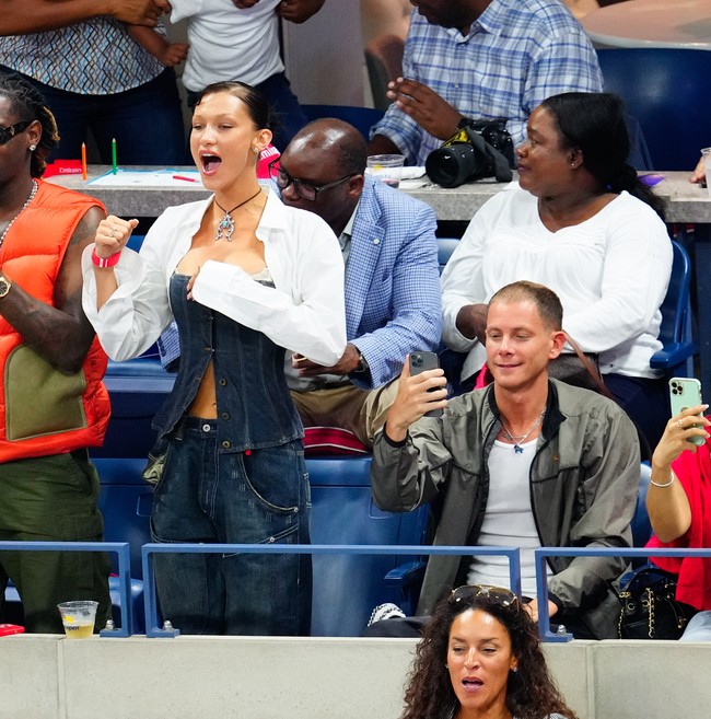 Bella Hadid muncul dalam balutan sebuah set busana denim yang terdiri dari korset dan jeans berpotongan pipa. Korset tidak terkancing penuh sehingga mengekspos perut adik Gigi Hadid ini. (Foto: GC Images/Gotham)