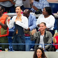 Bella Hadid muncul dalam balutan sebuah set busana denim yang terdiri dari korset dan jeans berpotongan pipa. Korset tidak terkancing penuh sehingga mengekspos perut adik Gigi Hadid ini. (Foto: GC Images/Gotham)