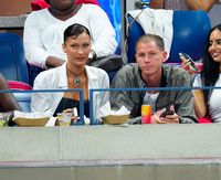 Bella Hadid Nonton US Open 2022 Bareng Pacar, Korset Seksi Temani Gayanya
