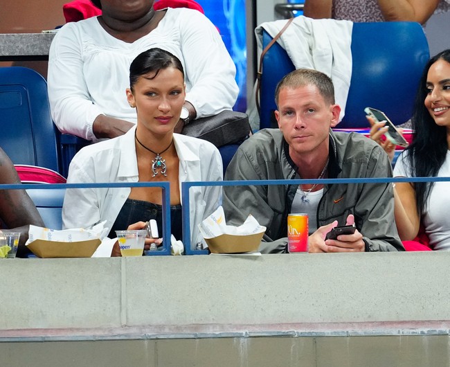 Laga antara Serena Williams dan petenis Montenegro Danka Kovinic di babak pertama US Open 2022, Senin (29/8/2022), bertabur pesohor dunia. Salah satu selebriti yang tak melewatkan turnamen terakhir Serena sebelum pensiun ini adalah Bella Hadid. (Foto: GC Images/Gotham)