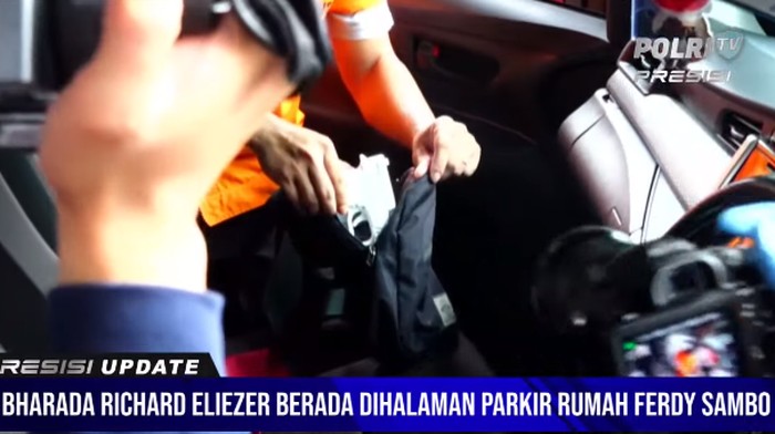Bharada E Reka Ulang Masukkan Senjata ke Tas. (Screenshot YouTube Polri)