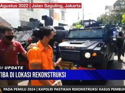 Bharada E tiba di lokasi rekonstruksi, Selasa (30/8/2022). Foto: Tangkapan layar Polri TV
