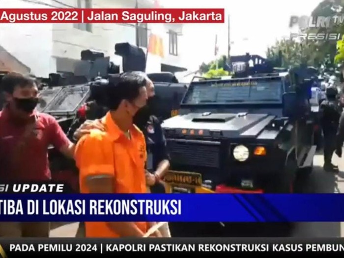 Bharada E tiba di lokasi rekonstruksi, Selasa (30/8/2022).
