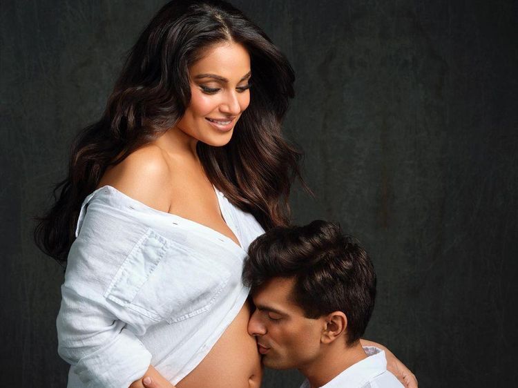 Potret Bipasha Basu Pamer Baby Bump