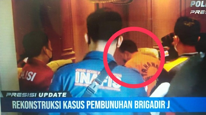 Bripka Ricky menunduk hormat ke Ferdy Sambo saat rekonstruksi