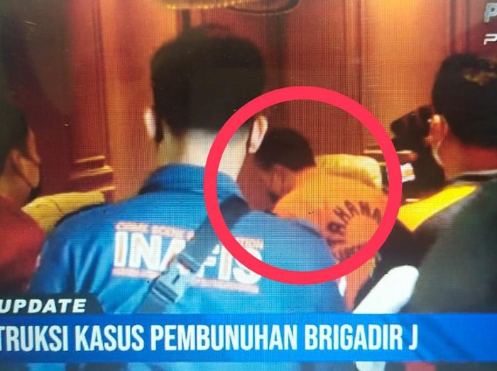 Bripka Ricky menunduk hormat ke Ferdy Sambo saat rekonstruksi