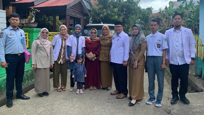 Camat Mallusetasi, Nompo Nasruan (peci hitam) bersama keluarga saat mendaftar sebagai bakal calon kepala desa.