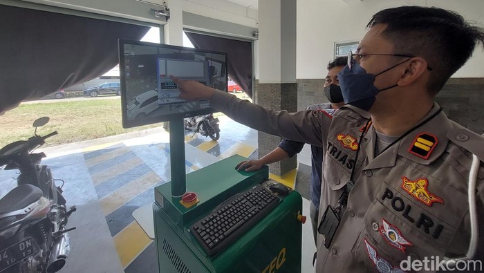 Cek fisik kendaraan di Polres Cimahi.