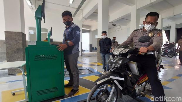 Cek fisik kendaraan di Polres Cimahi.