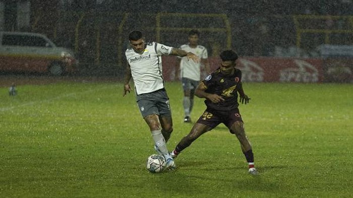 Ciro Alves saat berduel dengan pemain PSM Makassar.