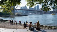 Warga menikmati suasana kota di dekat Broklyn Bridge, Manhattan. Kota New York biasanya mendapat hampir 13 inci hujan selama musim panas. Musim ini turun menjadi 8,82 inci curah hujan.