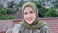 Cut Meyriska mendapati ART di rumahnya memberikan makanan basi ke anaknya. Foto: Instagram @cutratumeyriska
