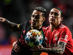 Sama-sama jadi andalan timnya masing-masing, sempat ada insiden di antara Darwin Nunez dan Antony dalam laga Februari 2022 itu. Foto: AFP via Getty Images/PATRICIA DE MELO MOREIRA