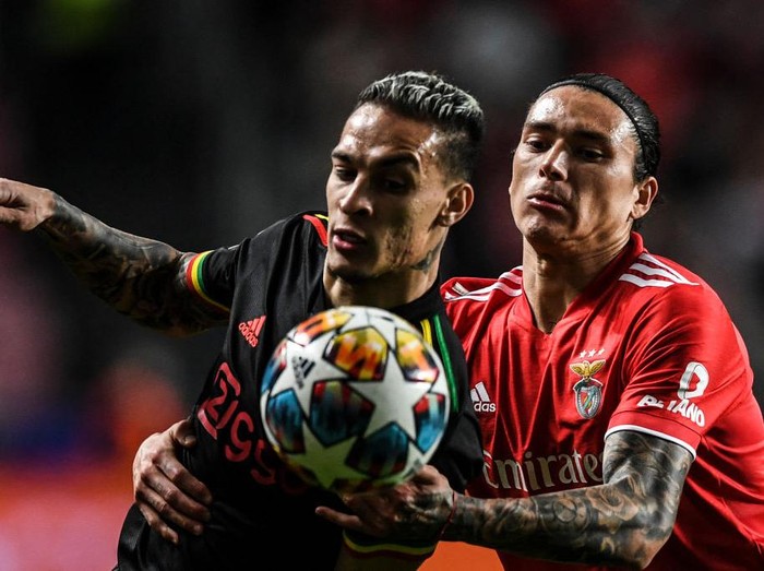 Ajax's Brazilian forward Antony Matheus Dos Santos (L) fights for the ball with Benfica's Uruguayan forward Darwin Nunez during the UEFA Champions League football match between SL Benfica and Ajax at the Luz stadium in Lisbon on February 23, 2022. (Photo by PATRICIA DE MELO MOREIRA / AFP) (Photo by PATRICIA DE MELO MOREIRA/AFP via Getty Images)