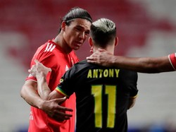 Antony yang ditarik-tarik Darwin Nunez kesal sekali sampai menanduk wajah lawannya tersebut. Foto: Getty Images/Soccrates Images