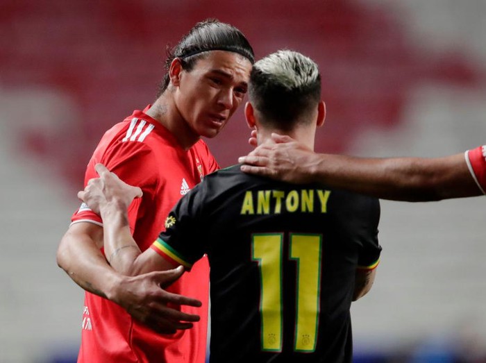 LISBON, PORTUGAL - FEBRUARY 23: Darwin Nunez of Benfica, Antony of Ajax  during the UEFA Champions League  match between Benfica v Ajax at the Estadio Da Luz on February 23, 2022 in Lisbon Portugal (Photo by Eric Verhoeven/Soccrates/Getty Images)