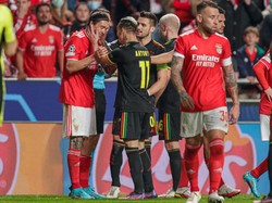 Darwin Nunez tiba-tiba langsung terkapar usai kena tandukan. Antony sendiri merasa tindakan Darwin lebay. Foto: Getty Images/BSR Agency