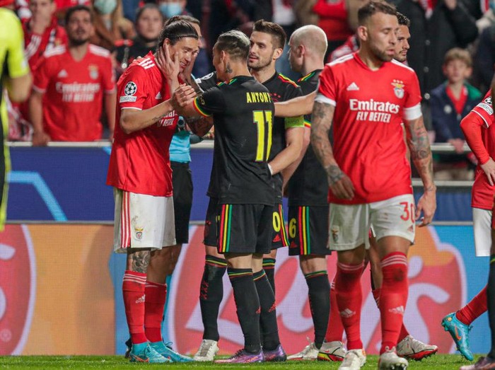 LISBON, PORTUGAL - FEBRUARY 23: Antony of Ajax, Darwin Nunez of SL Benfica during the UEFA Champions League match between SL Benfica and AFC Ajax at Estadio do SL Benfica on February 23, 2022 in Lisbon, Portugal (Photo by Peter Lous/BSR Agency/Getty Images)