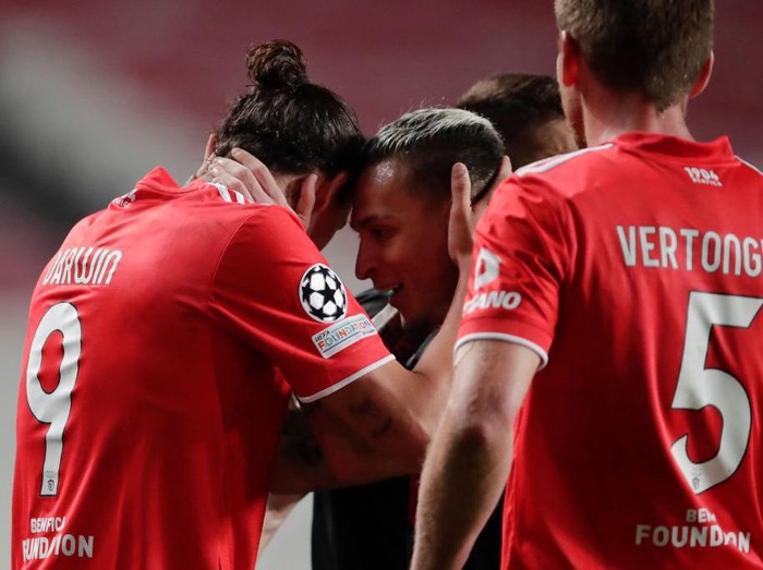 LISBON, PORTUGAL - FEBRUARY 23: Darwin Nunez of Benfica, Antony of Ajax  during the UEFA Champions League  match between Benfica v Ajax at the Estadio Da Luz on February 23, 2022 in Lisbon Portugal (Photo by Eric Verhoeven/Soccrates/Getty Images)
