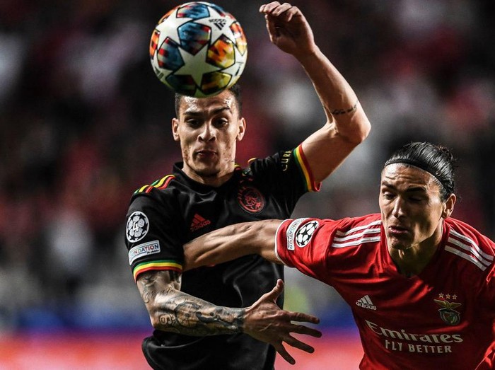 Ajax's Brazilian forward Antony Matheus Dos Santos (L) fights for the ball with Benfica's Uruguayan forward Darwin Nunez during the UEFA Champions League football match between SL Benfica and Ajax at the Luz stadium in Lisbon on February 23, 2022. (Photo by PATRICIA DE MELO MOREIRA / AFP) (Photo by PATRICIA DE MELO MOREIRA/AFP via Getty Images)