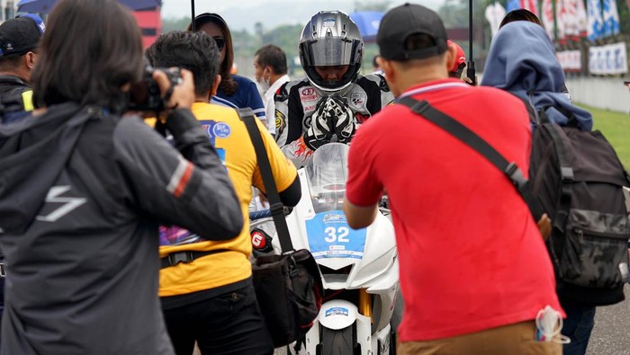 Pebalap muda Pandu Padmogani (15) memulai debut pertama balap motor professional di ajang Yamaha Sunday Race atau YSR sesi dua, yang digelar di Sirkuit Sentul, Kabupaten Bogor, Jawa Barat.