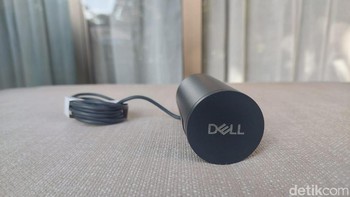 Penampakan webcam Dell terbaru bagian depan dalam kondisi tertutup. Kombinasi Digital Overlap HDR dan Facial Detection Auto Exposure dalam perangkat ini dikatakan mengoptimalkan gambar wajah pengguna untuk meeting online. Foto: Fino/detikinet