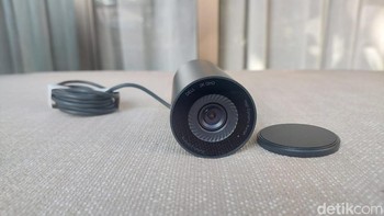 Dell Pro Webcam (WB5023) dalam keadaan terbuka dan siap digunakan. Ada fitur Advanced Image Signal Processing dan 3D/2D noise reduction untuk otomatis menghilangkan bintik-bintik di gambar, sehingga wajah pengguna disebut tampil baik meski kondisi minim cahaya. Sedangkan fitur AI Auto Framing agar posisi pengguna selalu berada di tengah. Foto: Fino/detikinet