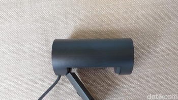 Webcam ramping berbentuk silinder ini dilengkapi mikrofon bawaan (built-in) dengan noise reduction dan built-in clip mounting untuk memasangnya di monitor,  notebook atau bisa juga ditempel di tripod. Foto: Fino/detikinet
