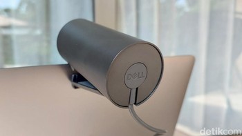 Penampakan bagian belakangnya. Fitur lainnya, pengguna dapat mengatur Field of View, tingkat kecerahan, ketajaman, kontras, dan saturasi gambar. Dell Pro  Webcam (WB5023) ini sudah dapat dipesan di Indonesia dengan harga Rp 2.290.000 termasuk PPN. Foto: Fino/detikinet