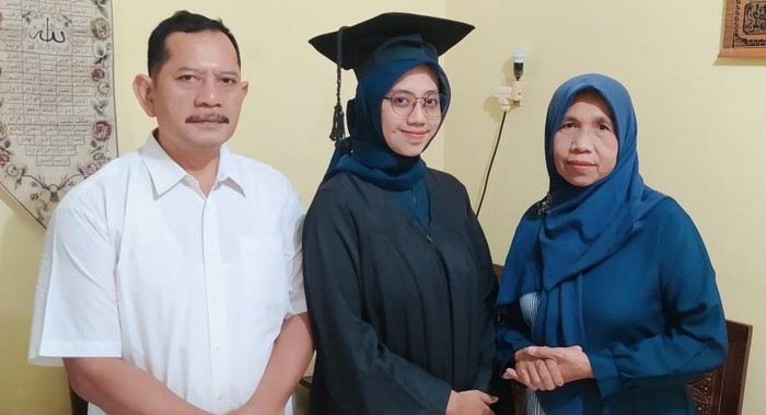 Desita Lulusan Terbaik UNY