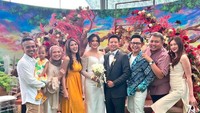 Teman dan sahabat datang ke pernikahan tersebut. Foto: Instagram