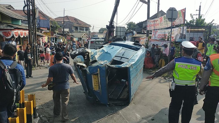 Evakuasi angkot usai tertabrak KRL di Bogor (Dok istimewa)