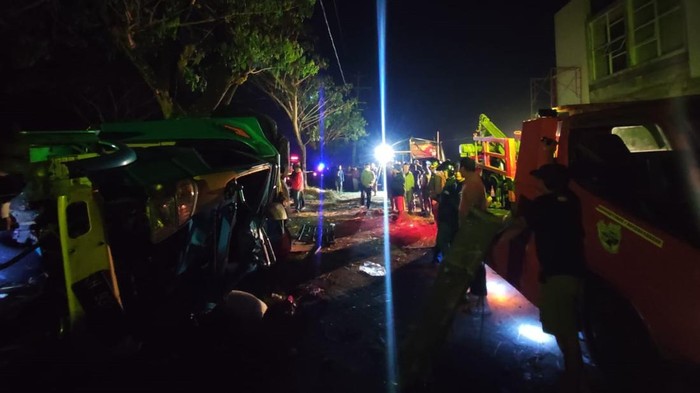 Evakuasi kecelakaan truk trailer di Jaur Lingkar Salatiga, Senin malam (29/8/2022).