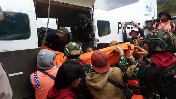 Evakuasi pekerja yang ditembak KKB di Intan Jaya, Papua.