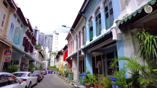 Peringkat ke-33 adalah Everton Road di Singapura. Foto: Youtube Singapore City Walks