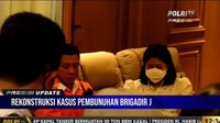 Putri Candrawathi dan suaminya Ferdy Sambo saat memerankan salah satu adegan saat proses rekonstruksi. Putri ikut rekonstruksi tanpa memakai baju tahanan.  (Tangkapan layar)