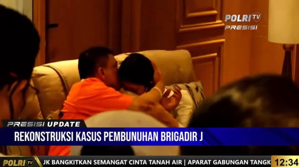 Potret Ferdy Sambo Peluk dan Cium Putri Candrawathi Saat Rekonstruksi
