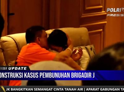 Potret Ferdy Sambo Peluk dan Cium Putri Candrawathi Saat Rekonstruksi