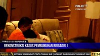 Salah satu adegan rekonstruksi tersebut memperlihatkan Ferdy Sambo memeluk dan mencium Putri Candrawathi yang sedang duduk di sebelahnya. Foto: Polri TV Radio