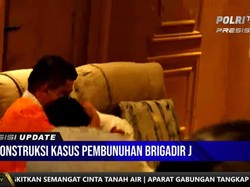 Salah satu adegan rekonstruksi tersebut memperlihatkan Ferdy Sambo memeluk dan mencium Putri Candrawathi yang sedang duduk di sebelahnya. Foto: Polri TV Radio