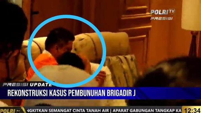 Ferdy Sambo memeluk istrinya di sela-sela rekonstruksi