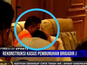 Momen Ferdy Sambo Peluk dan Cium Putri Candrawathi saat Rekonstruksi
