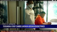 Ferdy Sambo ditemani pengacaranya Arman saat menjalani proses rekonstruksi. (Foto: Tangkapan Layar Polri TV)