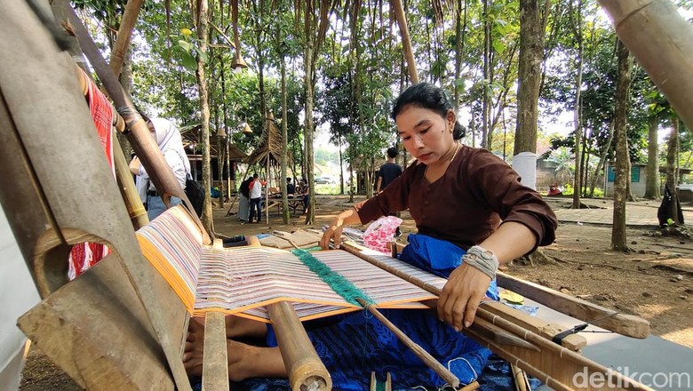 Festival Tenun Baduy Festival Tenun Baduy di Amphi Teater Guriang Tujuh Indonesia, Warunggunung, Lebak, Banten