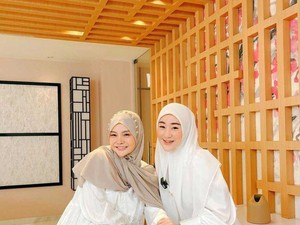 Mawar AFI Tampil Pangling Pakai Hijab Saat Foto Bareng Larissa Chou
