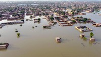 Lanskap permukiman dipenuhi air. Sejauh mata memandang, hanya terlihat air. Jumlah korban tewas akibat banjir monsun di Pakistan sejak Juni telah mencapai 1.136, menurut angka yang dirilis pada 29 Agustus oleh Otoritas Manajemen Bencana Nasional negara itu.