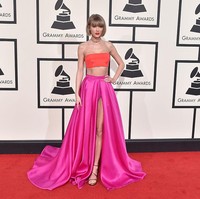 Salah satu penampilan paling ikonik dari Taylor Swift. Mantan kekasih Harry Styles ini mencuri perhatian dengan kemben warna coral dan rok fuchsia berbelahan paha tinggi rancangan Versace di red carpet Grammy Awards 2016. Foto: Getty Images