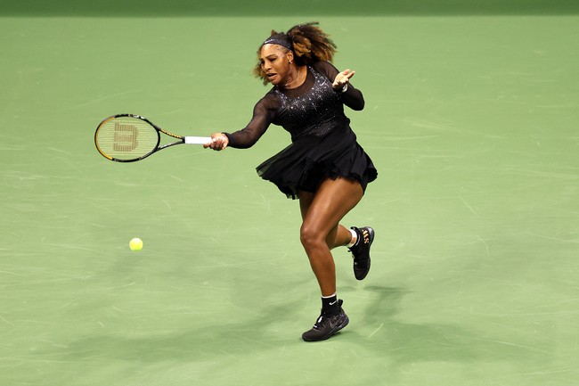 Aksi Serena Williams saat melawan Danka Kovinic untuk pertama kalinya di US Open 2022. Busana yang menjadi andalannya ini bukan satu-satunya yang petenis 40 tahun itu siapkan untuk penampilan terakhirnya di US Open 2022. (Foto: Getty Images/Sarah Stier)