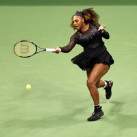 Aksi Serena Williams saat melawan Danka Kovinic untuk pertama kalinya di US Open 2022. Busana yang menjadi andalannya ini bukan satu-satunya yang petenis 40 tahun itu siapkan untuk penampilan terakhirnya di US Open 2022. (Foto: Getty Images/Sarah Stier)