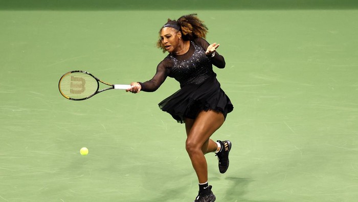 NEW YORK, NEW YORK - AUGUST 29: Serena Williams of the United States plays a forehand against Danka Kovinic of Montenegro during the Womens Singles First Round on Day One of the 2022 US Open at USTA Billie Jean King National Tennis Center on August 